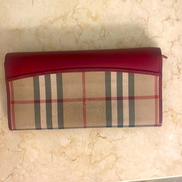 Burberry Vintage Authentic wallet. Chain and insert included . Plaid and Red - Picture 2 of 9